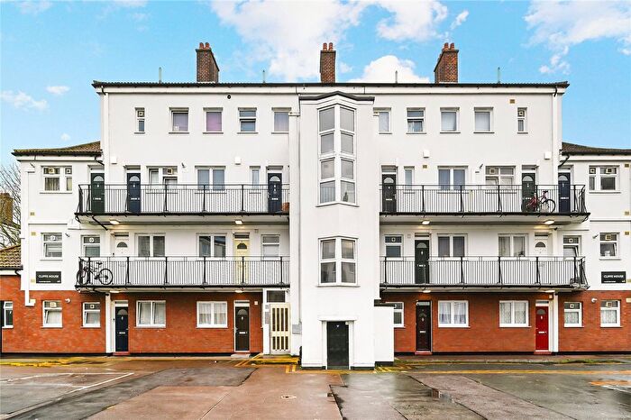 4 Bedroom Maisonette For Sale In Blackwall Lane, London, SE10