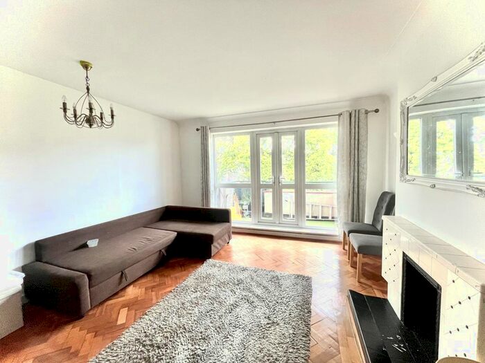 3 Bedroom Flat To Rent In Green Lanes, London, N13