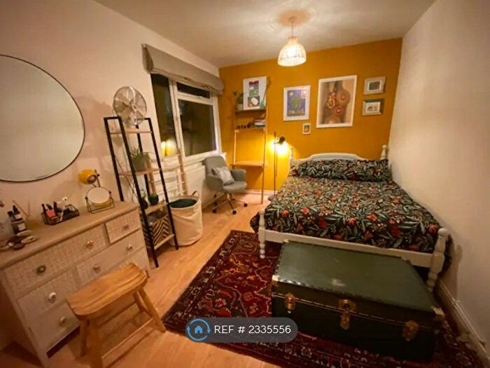 1 Bedroom Flat To Rent In Conway House, London, SW2