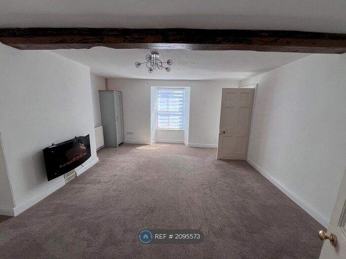 2 Bedroom Flat To Rent In High Street, Cricklade, Swindon, SN6