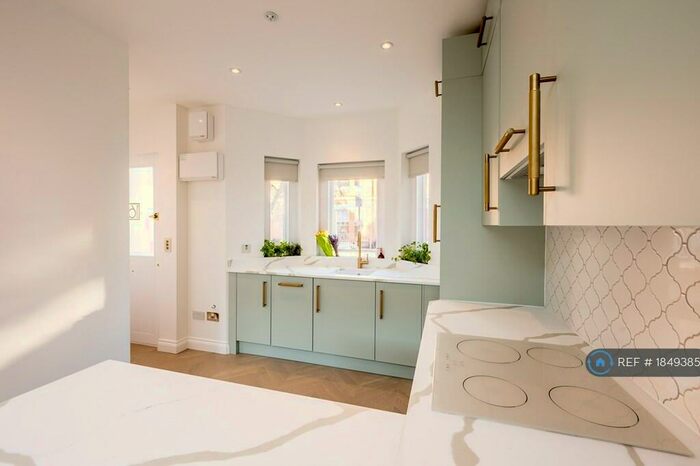 2 Bedroom Detached House To Rent In Japan Cres, London, N4