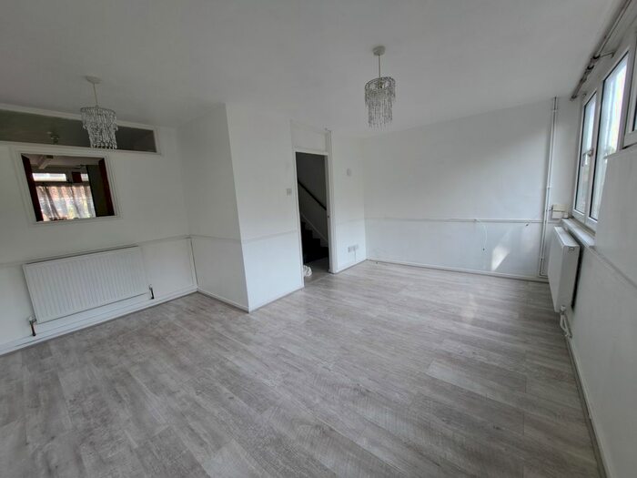 3 Bedroom Maisonette To Rent In New Orleans Walk, London, N19
