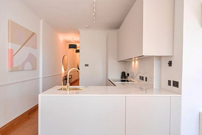 2 Bedroom Flat For Sale In Drayton Gardens, Chelsea, London, SW10