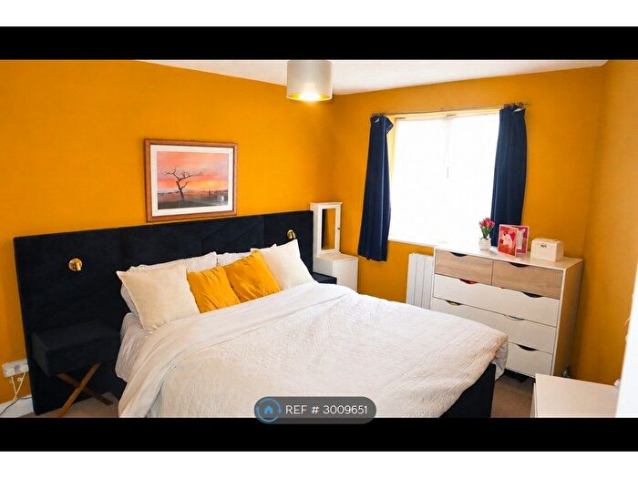 1 Bedroom Flat To Rent In Norbury Avenue, Watford, WD24