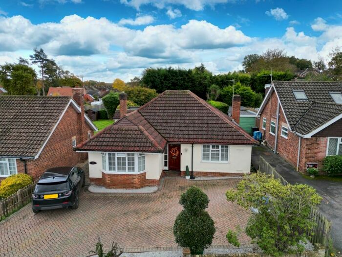 3 Bedroom Bungalow To Rent In Sandalwood Avenue, Chertsey, Surrey, KT16