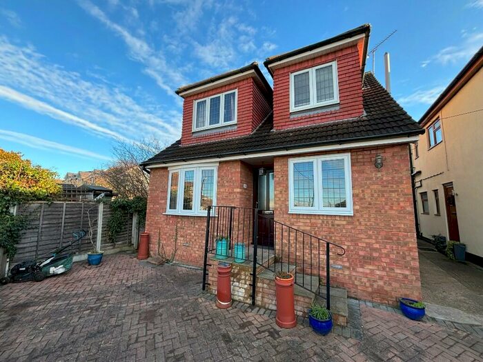 3 Bedroom Detached House To Rent In Marina Avenue, Rayleigh, Essex, SS6