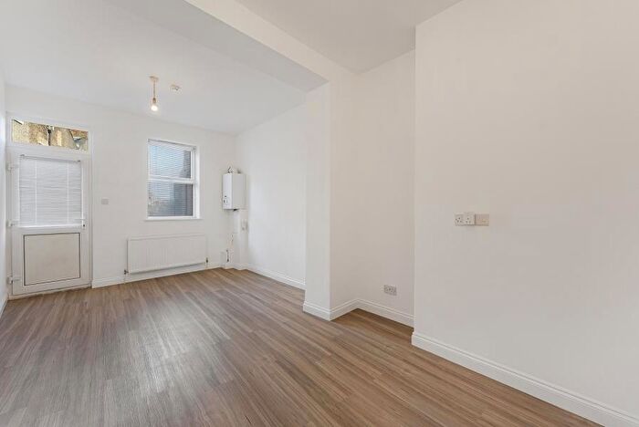 1 Bedroom Apartment To Rent In Holloway Road, N7