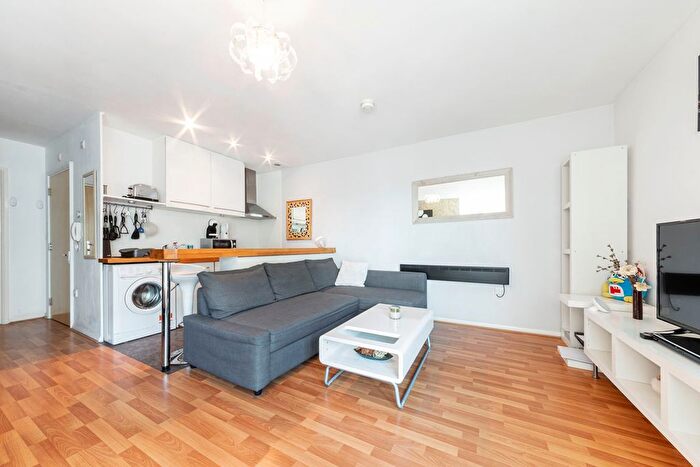 Studio To Rent In Hanover House, Vauxhall, London, SW8