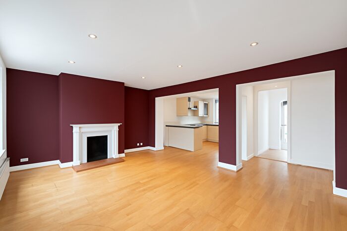 2 Bedroom Flat To Rent In Disraeli Road, London, SW15