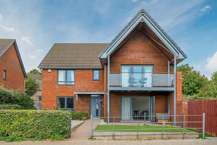 4 Bedroom Detached House To Rent In Portsea View, Bedhampton, PO9