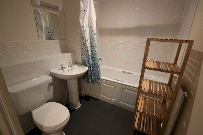 3 Bedroom Flat To Rent In Venneit Close, OX1