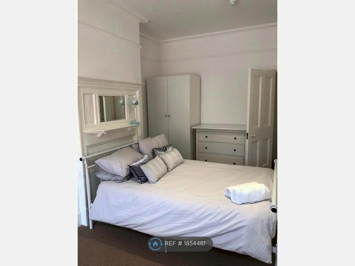 Studio To Rent In Yew Tree Road, Slough, SL1