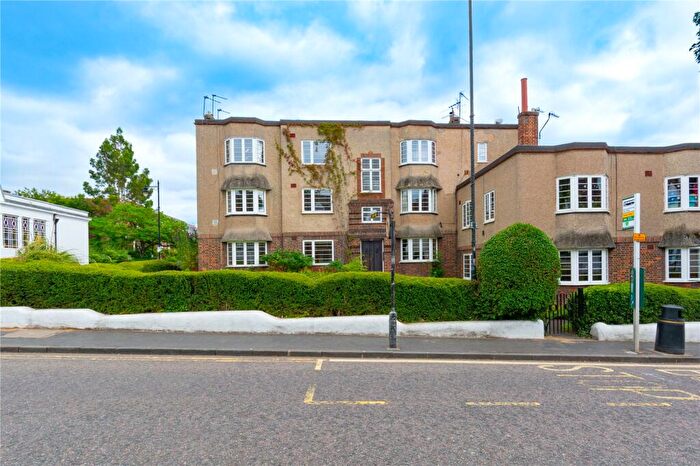 2 Bedroom Flat For Sale In Abbey Court, Holywell Hill, St. Albans, Hertfordshire, AL1