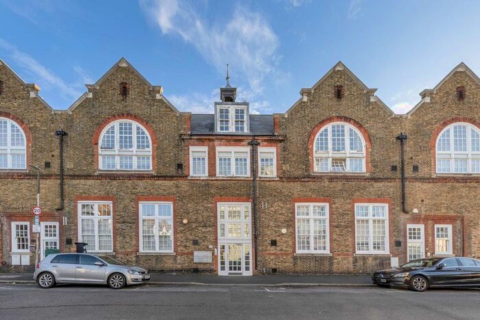 2 Bedroom Flat To Rent In Craven Gardens, London, SW19