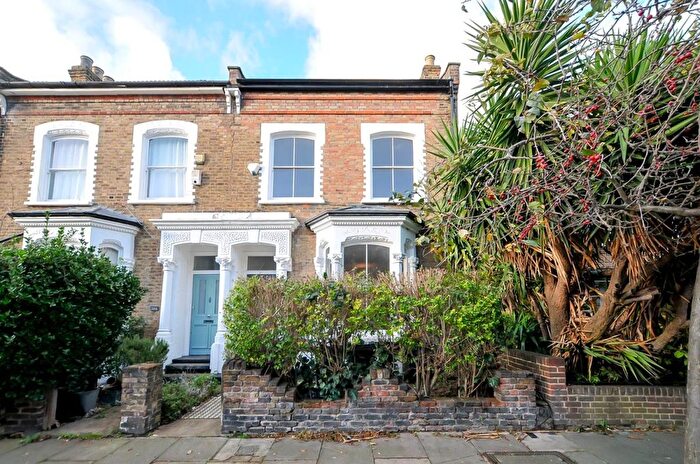 3 Bedroom Terraced House To Rent In Dynevor Road, London, N16