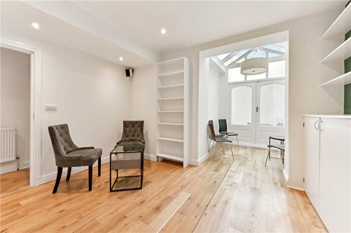 2 Bedroom Flat To Rent In Kempsford Gardens, Earls Court, London, SW5