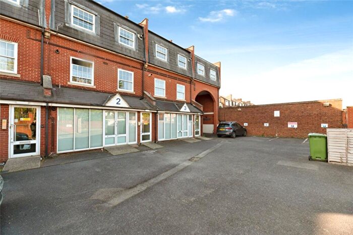 1 Bedroom Flat For Sale In Barnsbury Lane, Surbiton, KT5