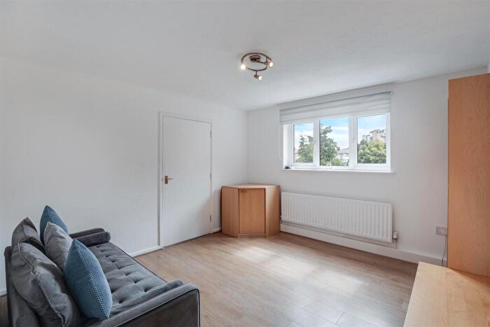 2 Bedroom Flat To Rent In Royal Connaught Apartments, Silvertown, E16