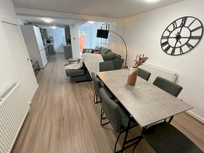 1 Bedroom House To Rent In Kensington, L7