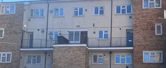 3 Bedroom Flat To Rent In Radcliffe Way, Yeading, Hayes, UB5