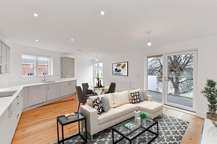 2 Bedroom Apartment To Rent In Wilford Crescent East, NG2