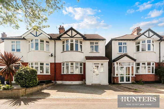 4 Bedroom House For Sale In Lynwood Drive, Worcester Park, KT4