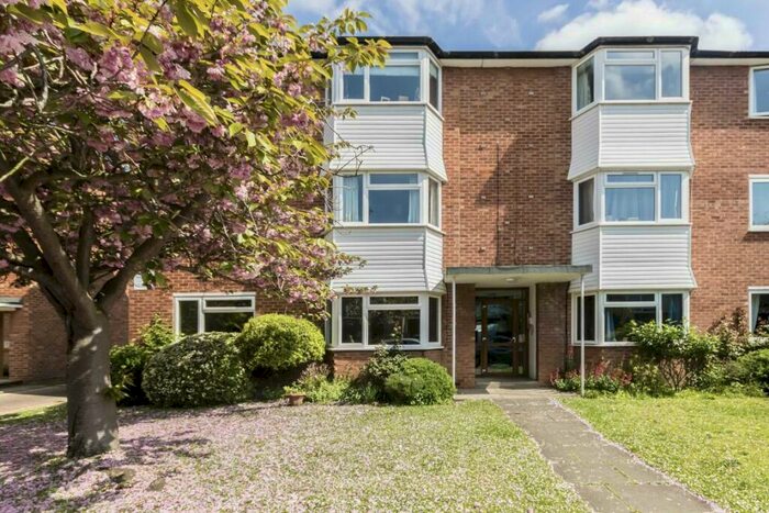 2 Bedroom Flat To Rent In Kingswood Close, Surbiton, KT6