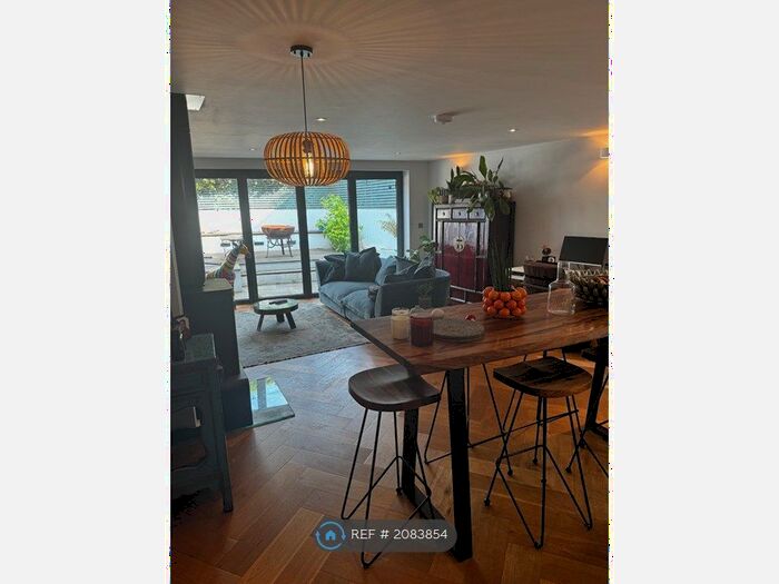 3 Bedroom Flat To Rent In Gambole Road, London, SW17