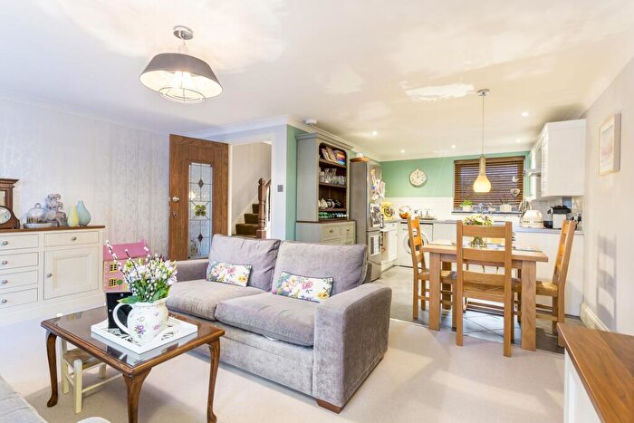 2 Bedroom Flat To Rent In Tamar Square, Woodford, IG8