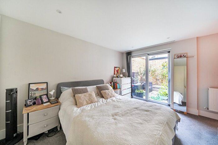 2 Bedroom Flat To Rent In Bellevue Road, London, SW17