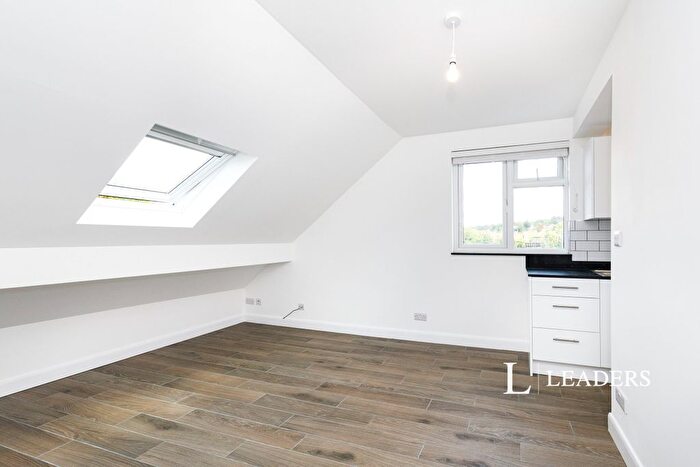1 Bedroom Flat To Rent In Grovehill Road, RH1