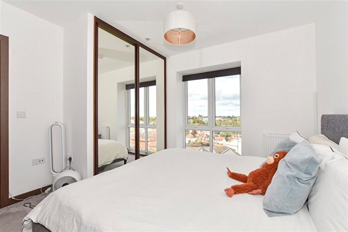 2 Bedroom Flat For Sale In Queens Road, East Grinstead, West Sussex, RH19