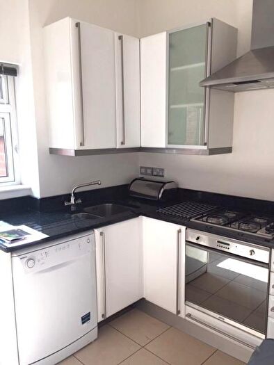 2 Bedroom Flat To Rent In Collingwood Court, Queens Road, London, NW4