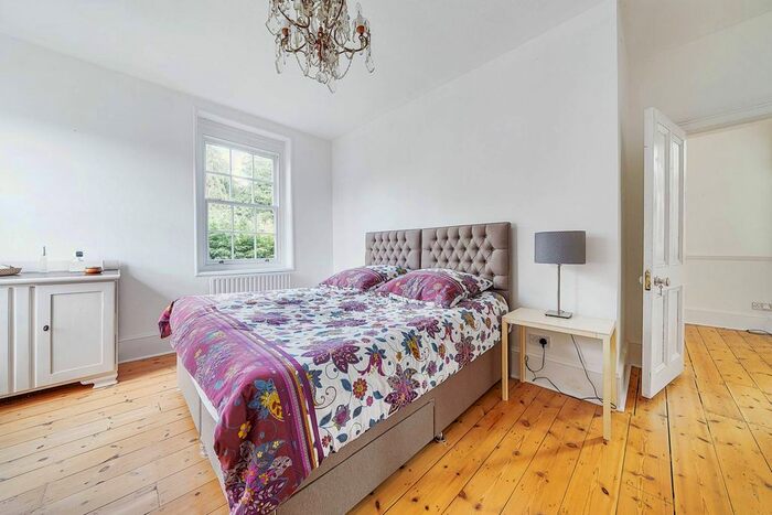 2 Bedroom Flat To Rent In Manor Park, Chislehurst, BR7