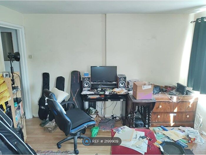 Studio To Rent In Edge Lane, Manchester, M21