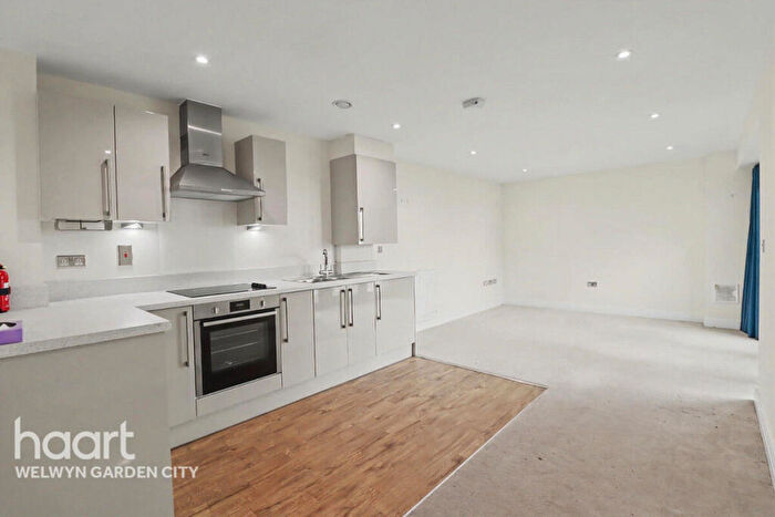 2 Bedroom Flat For Sale In Bessemer Road, Welwyn Garden City, AL7