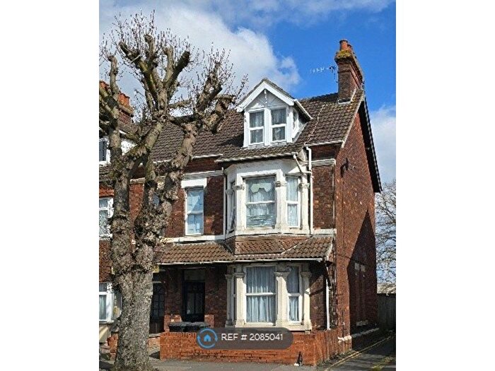 Studio To Rent In County House, Swindon, SN1