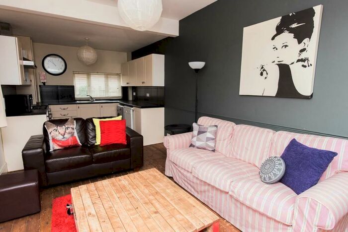 7 Bedroom House To Rent In * Large Bed Property *, B16