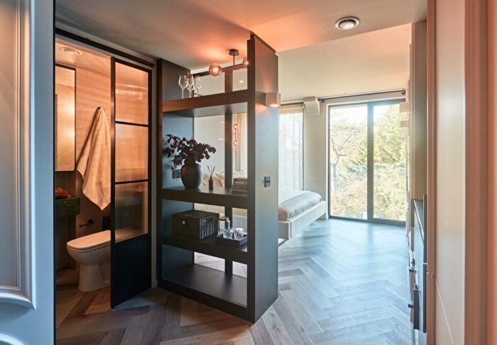 Studio To Rent In Brondesbury Park, London, NW6