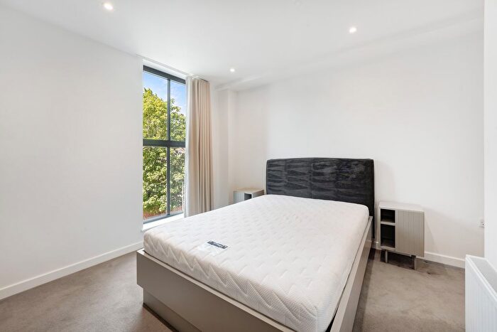 2 Bedroom Flat To Rent In Bradshaw Close, London, Twickenham, TW1
