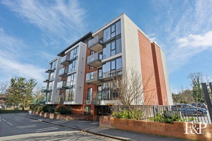 2 Bedroom Flat For Sale In Station Road, Gerrards Cross, SL9