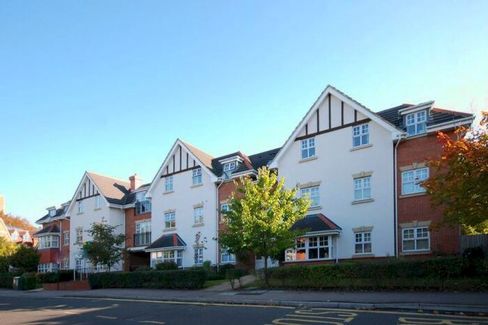 2 Bedroom Flat To Rent In Claremont Avenue, Woking, GU22