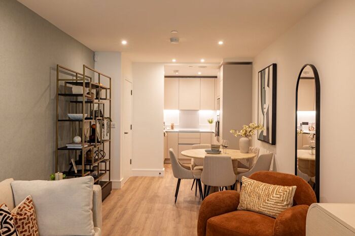 2 Bedroom Flat For Sale In Hawks Raod, Kingston Upon Thames, KT1