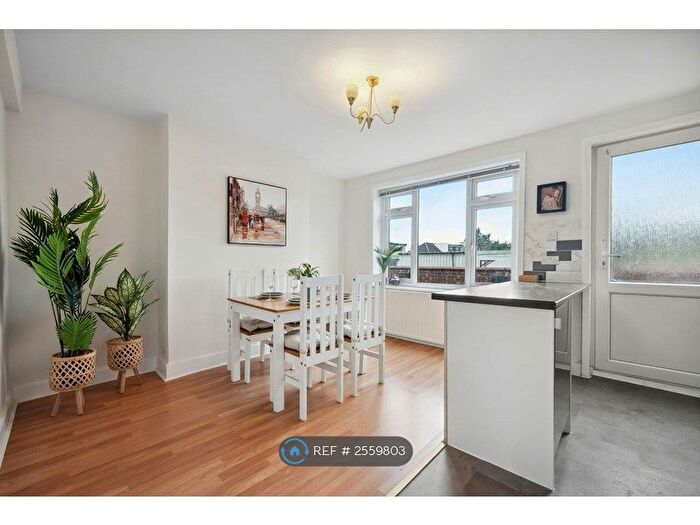 3 Bedroom Flat To Rent In Edgware Way, Edgware, HA8