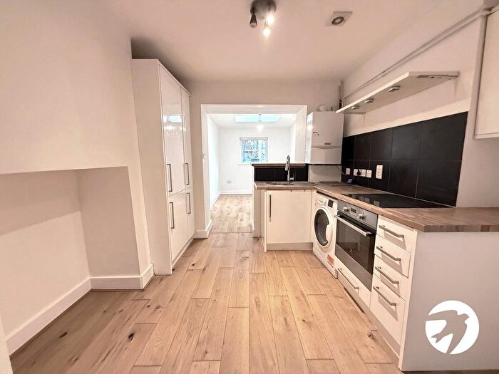 2 Bedroom Flat For Sale In Cressingham Road, London, SE13