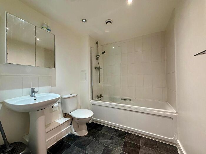 1 Bedroom Apartment To Rent In - Bramley Crescent, Gants Hill, IG2