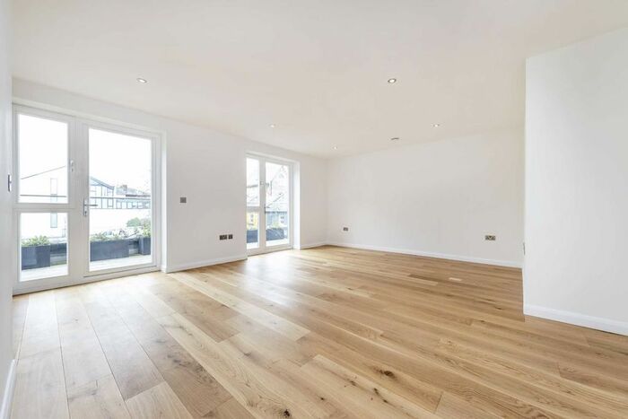 2 Bedroom Flat To Rent In Goldhawk Road, London, W12