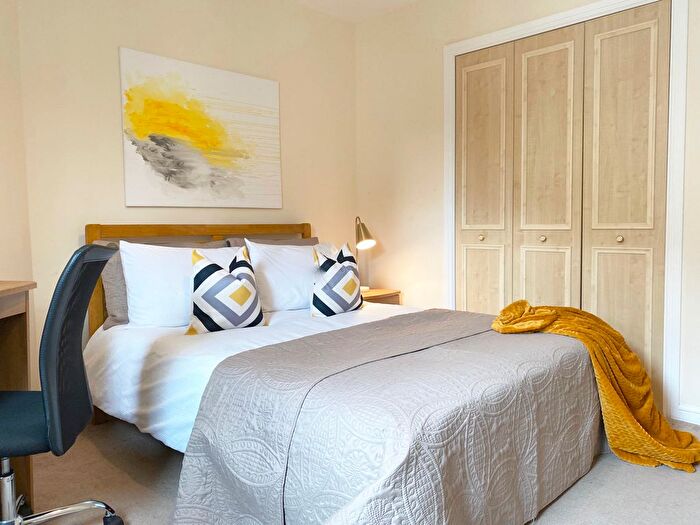 5 Bedroom Flat To Rent In Dicksonfield, Edinburgh, EH7