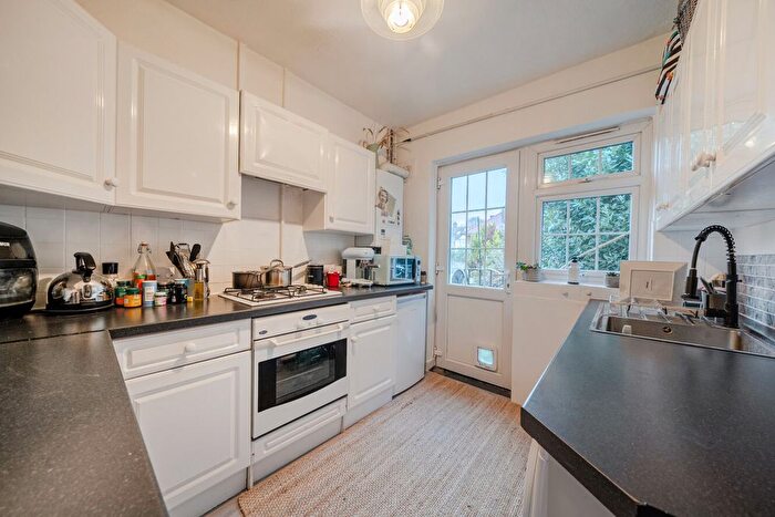 2 Bedroom Flat To Rent In Godley Road, London, SW18