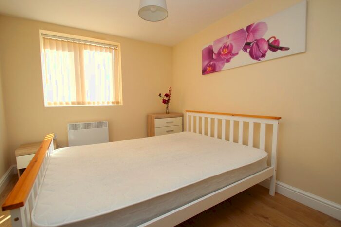 2 Bedroom Flat To Rent In Harehills Lane, Leeds, LS8